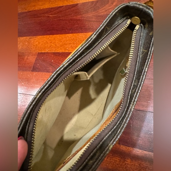 Louis Vuitton - Picture 6 of 8